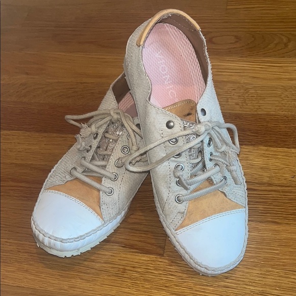 Vionic Tan and White Casual leather Sneakers size 37 preowned - Picture 1 of 7